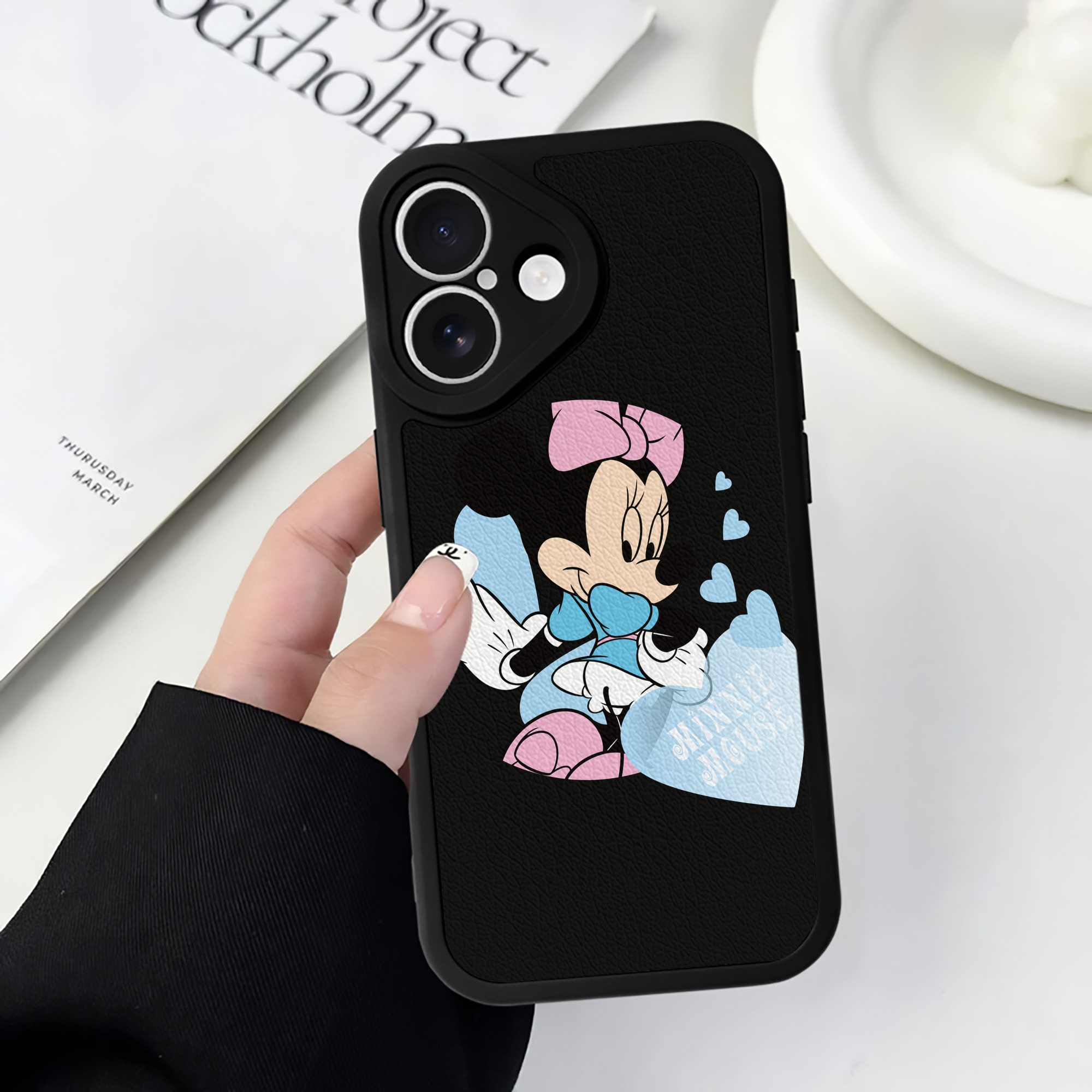 （画像用） ミッキーマウス Mickey Mouse 【iPhone 16シリーズ対応】シリコンスマホケース（レザー調） 材質：シリコン